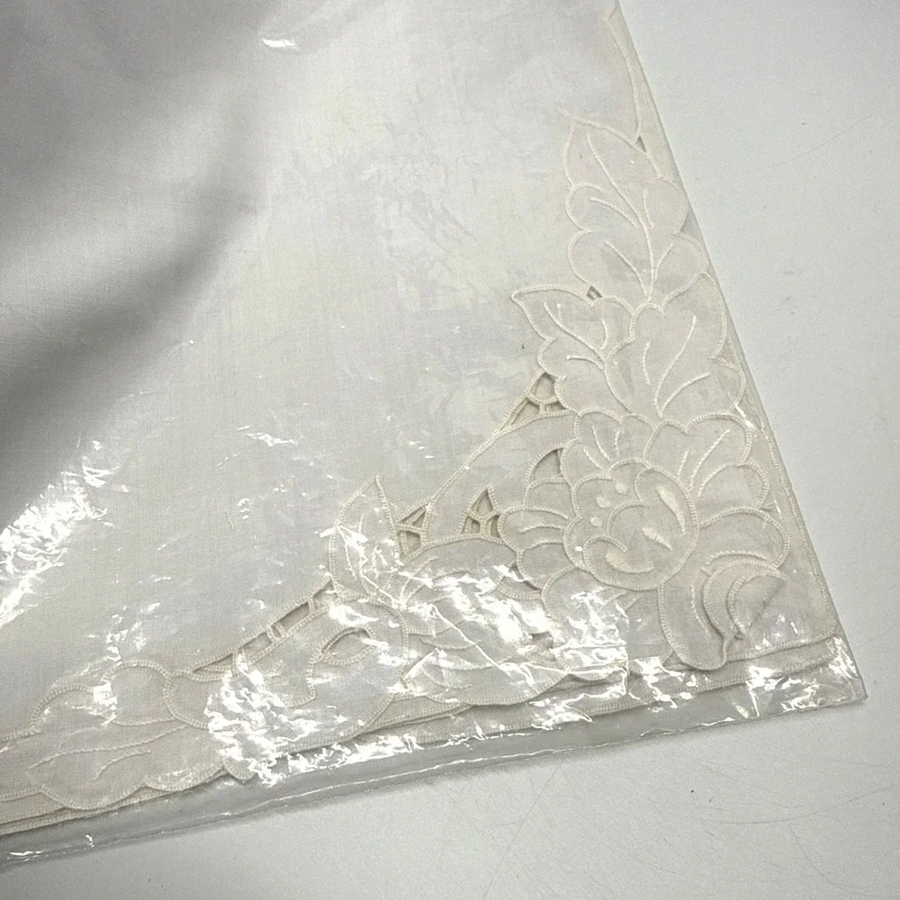 Vintage Sunham Placemats & Napkin White Floral Embroidered‎ 8 Piece Set